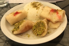 Teller mit Süßspeisen im Zaman in Beirut